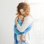 Bebe abrazado por la madre