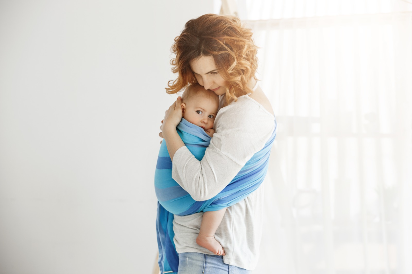 Bebe abrazado por la madre